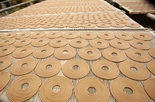 Không sực nức xộc thẳng vào mũi như loại hương tẩm hoá chất thơm, mà phảng phất rất lâu trong không khí