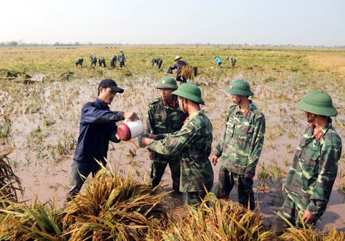 Người dân chia sẻ tình cảm trước sự giúp đỡ chân thành của cán bộ, chiến sĩ Trung đoàn 8.