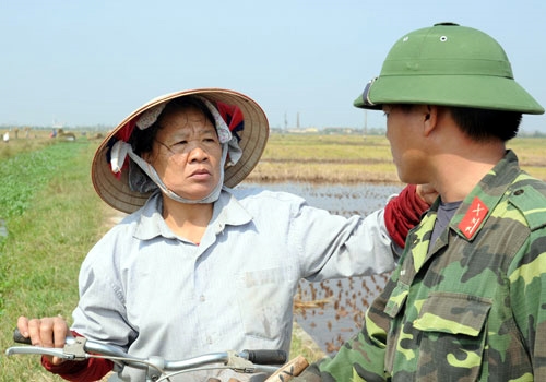 Bà Nguyễn Thị Vừng (61 tuổi) cũng như rất nhiều hộ dân khác đang mong chờ sự giúp đỡ của bộ đội