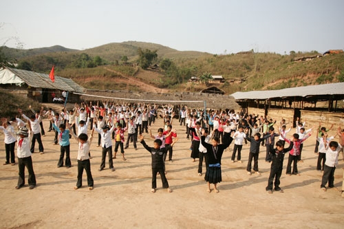 Cuộc sống tuy vất vả nhưng các thầy cô luôn cố gắng để học sinh của mình được rèn luyện cả về trí-thể-mỹ