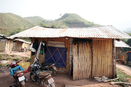 Mỗi thầy, cô giáo đều phải tự làm một ngôi nhà tạm để ở và làm việc
