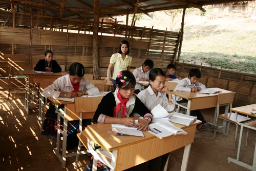 Không chỉ vượt qua khó khăn để dạy học, thầy cô giáo còn vất vả đi vận động học sinh tới lớp. Sĩ số mỗi lớp không đến 20 học sinh