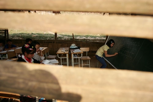 Đa số cô giáo đều là người miền xuôi, họ tình nguyện mang con chữ lên Na Cô Sa