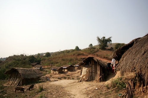 Để theo học, các em học sinh cũng sống trong những túp lều tạm quanh trường