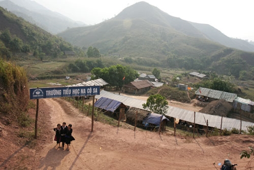 Học sinh tiểu học và THCS luôn phải học ghép cùng nhau bởi những khó khăn, thiếu thốn về cơ sở vật chất