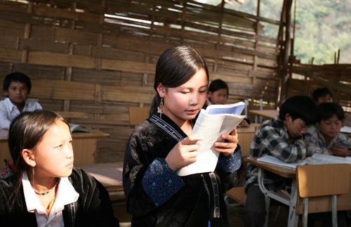 Những lớp học tranh tre, nứa lá vẫn “tràn ngập” nắng gió