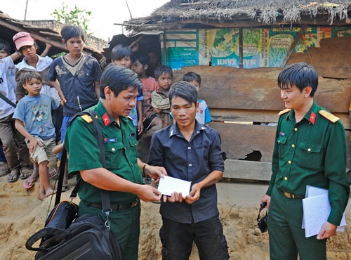 Nhóm Phóng viên Báo Quân đội nhân dân trao quà cho A Luyện ở làng Kon Trang Kép, xã Đắkla, huyện Đắk Hà (Kon Tum) nạn nhân duy nhất sống sót sau vụ nổ lựu đạn 9-11-2007. 3 đứa trẻ chăn trâu cùng Luyện là A Cảo, A Thế, A Luy bị chết tại chỗ khi quả lựu đạn phát nổ.