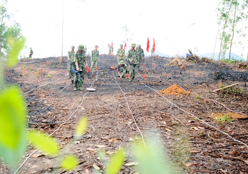 Cán bộ, chiến sĩ Công ty Trường An thuộc Bộ Tổng tham mưu thực hiện dò gỡ bom, mìn trên địa bàn xã Hòa Nhờ, huyện Hòa Vang, TP Đà Nẵng