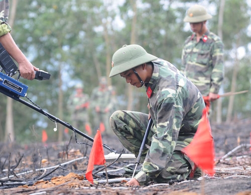 Gian khó, vất vả, hiểm nguy-đó là những gì người lính công binh phải đối mặt khi làm nhiệm vụ dò, gỡ bom, mìn sót lại sau chiến tranh