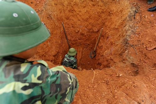 Phát hiện một quả bom loại 250 cân Anh ở độ sâu hơn 2m.