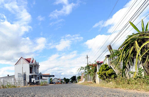 Những bản làng mới với những con đường uốn lượn như dải lụa trên vùng đất đỏ Ba zan phì nhiêu rợp màu xanh tươi tốt của cây cà phê, tiêu… Có ai biết chúng được mọc lên từ những bãi mìn dày đặc trước kia. Sự sống đang được hồi sinh trên “vùng đất chết” là do một phần công sức không nhỏ của những người chiến sĩ công binh.