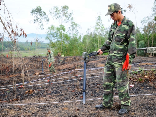 Ngoài ra các lực lượng công binh còn được trang bị máy dò sâu Valloon EC1303A1 có khả năng dò sâu đến 5m.