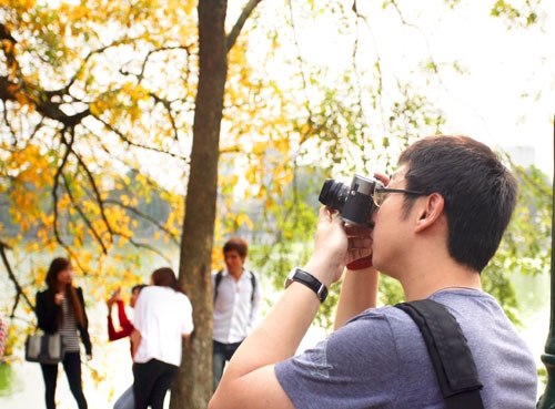 Nhiều du khách nước ngoài cũng tỏ ra thích thú và say sưa ghi lại không gian này