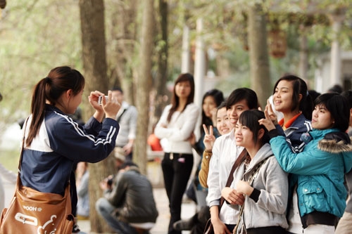 Đông đảo bạn trẻ tranh thủ chụp hình lưu niệm