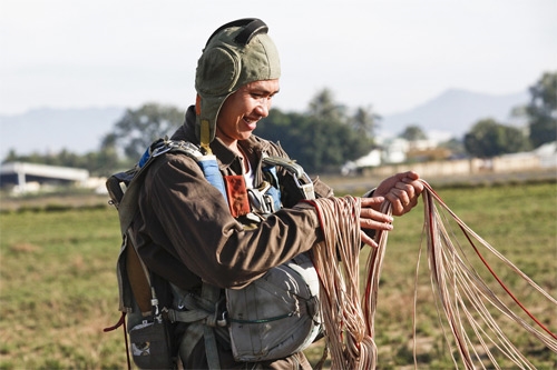 Lái dù tiếp đất an toàn, đúng vị trí với dù phụ còn nguyên ở trước ngực