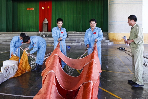 Các học viên tự gấp dù của mình trước sự giám sát và hướng dẫn của giáo viên