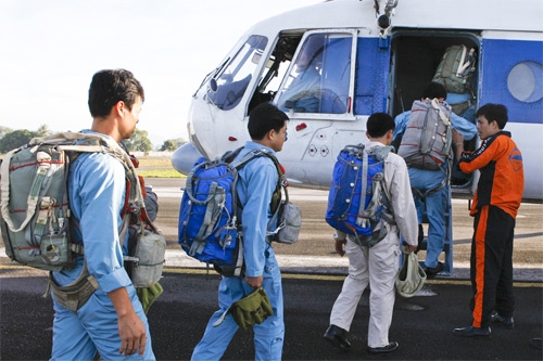 Các học viên lên máy bay