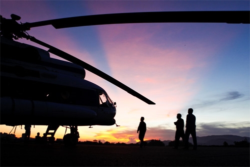 Tổ lái máy bay nhận nhiệm vụ trước bình minh