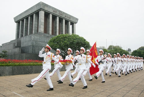 Đội Tiêu binh làm động tác chào khi đi qua Lăng Chủ tịch Hồ Chí Minh sau nghi lễ