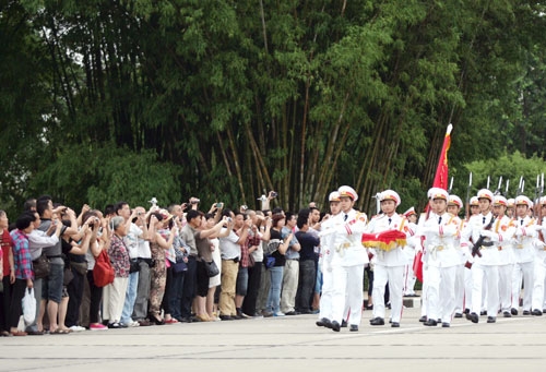 Hàng nghìn ánh mắt, máy ảnh, máy quay hướng về Đội Tiêu binh oai hùng