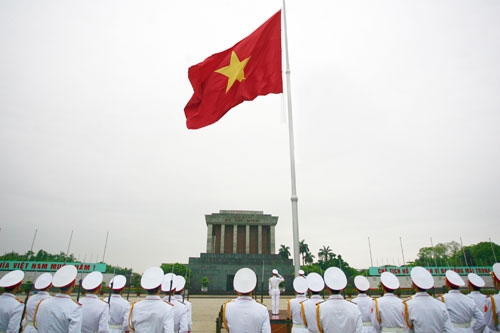 Quốc kỳ kiêu hãnh tung bay trên bầu trời Tổ quốc
