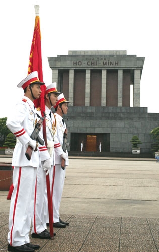 Được đứng trong hàng ngũ làm lễ chào cờ trước Lăng Chủ tịch Hồ Chí Minh là niềm vinh dự, tự hào của những chiến sĩ trẻ
