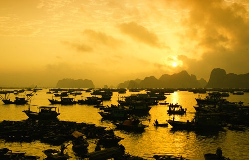 Chợ nằm bên vịnh Bái Tử Long thơ mộng