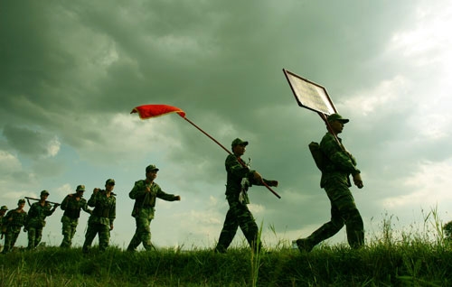 Trên đường cơ động ra thao trường