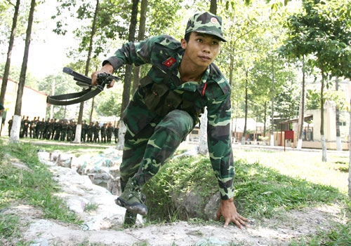 Tích cực luyện tập, thích nghi với mọi địa hình và tình huống chiến đấu