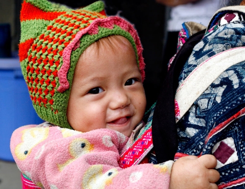 “Mặt trời” của mẹ, em nằm trên lưng