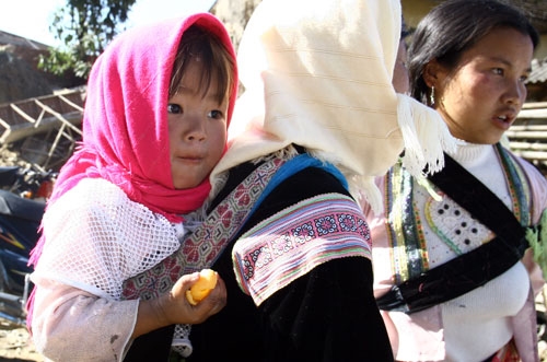 Dù chỉ là một chiếc bánh hay một que kem, đối với các em nhỏ luôn là niềm hạnh phúc khi được mẹ cho xuống chợ