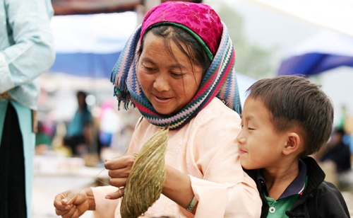 Đợi mẹ bán được hàng để có chút tiền ăn quà