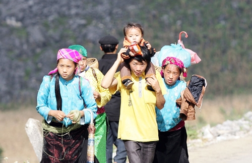 Đường xa, nên nhiều em nhỏ được bố cõng lên vai