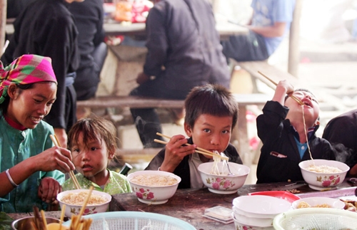 Những sợi mì, mùi nước dùng thơm nức trong những ngày xuống chợ cùng mẹ có lẽ là những kỷ niệm tuổi thơ mà các em sẽ không bao giờ quên