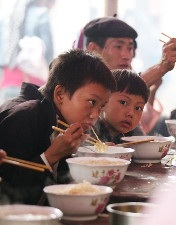 Phở, bún với một chút thịt, hành, nhiều mì chính luôn là món ăn hấp dẫn các em nhỏ ở chợ phiên Đồng Văn (Hà Giang)