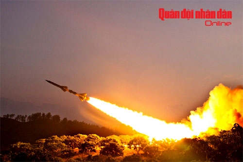 Tên lửa C75M thực hành bắn mục tiêu ban đêm