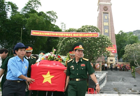 Ngôi mộ tập thể 21 liệt sĩ chưa xác định được danh tính được an tá tại Nghĩa trang Đồng Tâm – Thanh Hóa