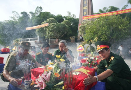 Đồng đội đón anh về yên nghỉ tại Nghĩa trang Đồng Tâm – Thanh Hóa