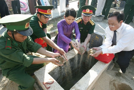 Xin góp một nắm cát nhỏ nâng giấc ngủ ngàn thu các anh hùng liệt sĩ