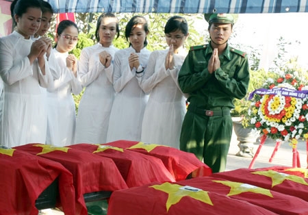 Thế hệ trẻ TP Huế tỏ lòng thành kính trước anh linh các anh hùng liệt sĩ đã hy sinh vì nhiệm vụ quốc tế cao cả