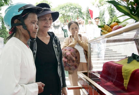 Bà Nguyễn Thị Bình (Can Lộc – Hà Tĩnh) dường như nước mắt đã cạn khô sau 45 năm mỏi mòn chờ đợi ngày được đón hài cốt chồng về an táng