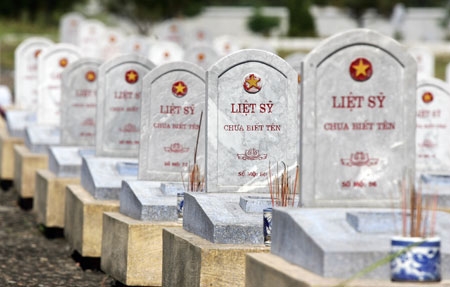Dù chưa xác định được danh tính nhưng các anh đã được về an nghỉ trong lòng đất Mẹ; được hương khói của thế hệ con em sưởi ấm anh linh của (Nghĩa trang Đường 9)