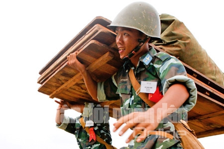 Các pháo thủ chuyển vật chất lên xe