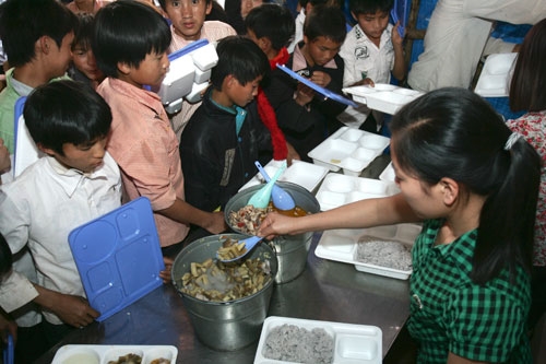 Với chính sách hỗ trợ học sinh của Chính phủ nên nhà trường đã tổ chức được 2 bữa ăn cho học sinh