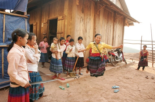 Dãy nhà bán trú của nhà trường kiên cố hơn nhưng số lượng phòng cũng eo hẹp