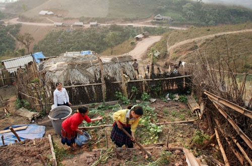 Đất đai cằn cỗi, thiếu nước nên việc tăng gia cải thiện bữa ăn của học sinh cũng muôn vàn khó khăn