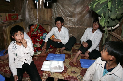 Trong những căn lều nhỏ đó là nơi ăn ở, sinh hoạt của 3 đến 5 em học sinh