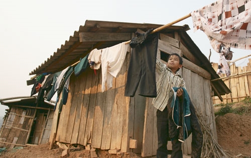 Theo học con chữ nên các em phải tự lập từ bé, giặt quần áo, kiếm củi …