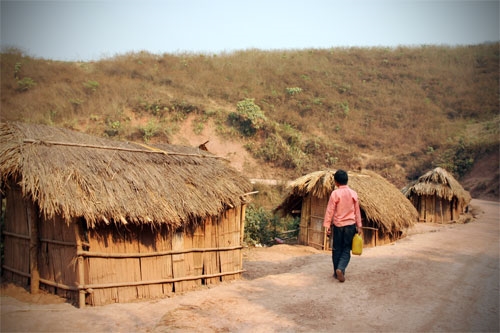 Những lều tạm ven đường là hình ảnh quen thuộc trên những nẻo đường vùng sâu, vùng xa của Điện Biên