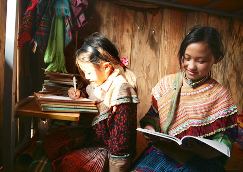 Học sinh tranh thủ ban ngày ôn tập bài